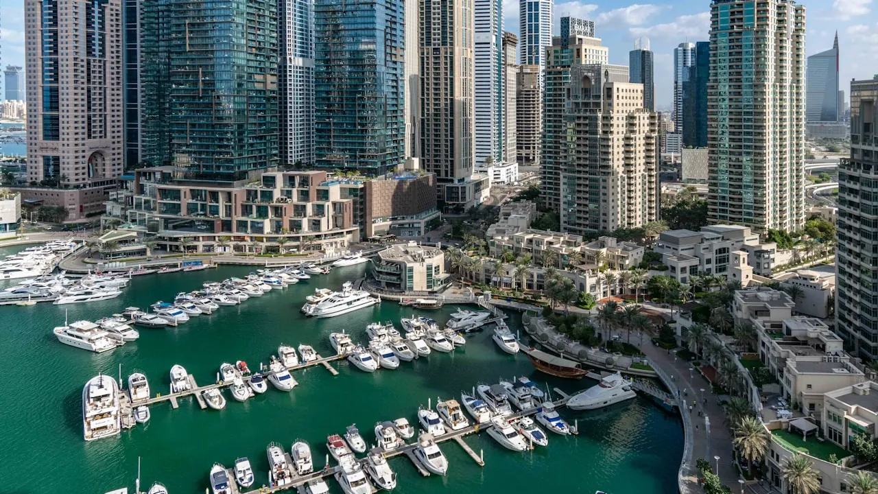 Dubai Marina z jachtami